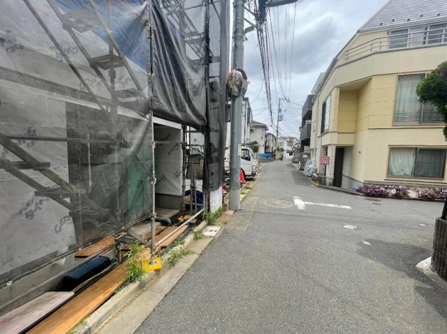 中野区野方1丁目 全5棟 C号棟の前面道路含む現地写真|前面道路南側約4.0ｍ公道に面する全5棟
