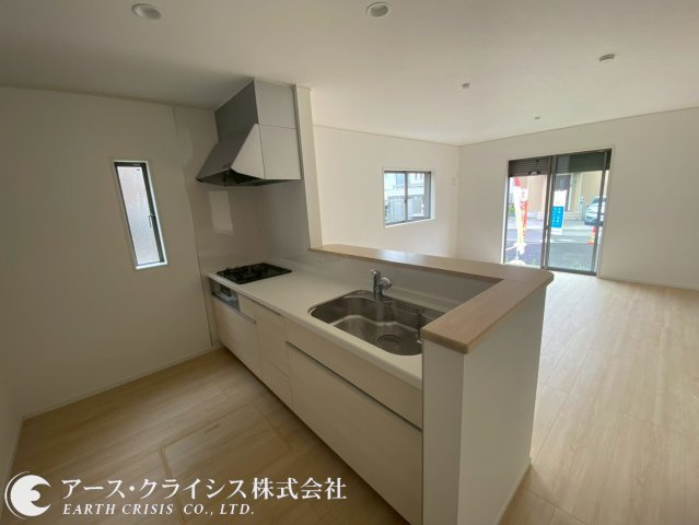 【キッチン】 | 野田市野田第12　全2棟 | 機能的なワークスペースを実現した対面式キッチンは家族の会話が弾み、お料理の間もこどもに目配りが出来ます。まとめ買いしてもこの収納量なら心配いらずの、床下収納付き。