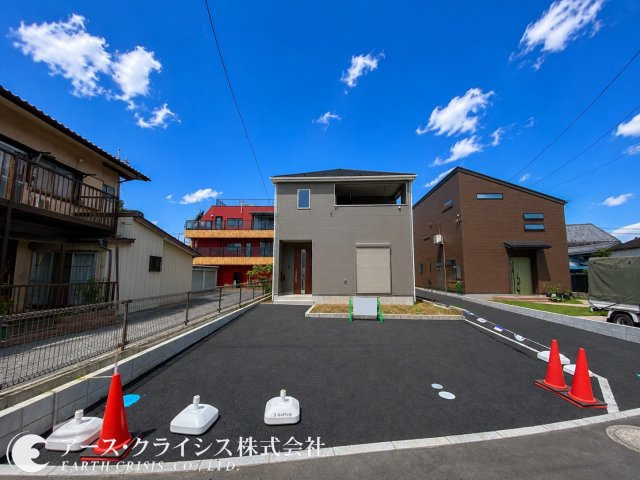 【外観】 | 野田市野田第12　全2棟 | ゆとりある敷地と使いやすい配置設計。共働き世帯や来客時にも便利な駐車スペースを確保しながら、住まい全体に開放感をもたらしています。