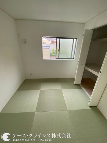 【和室】 | 野田市野田第12　全2棟 | 和の空間に配慮した住まい、客間としてもくつろぎの空間としても使えます。仕切りを開けると家族団らんの開放的空間。閉めれば固有のスペースが作れます。