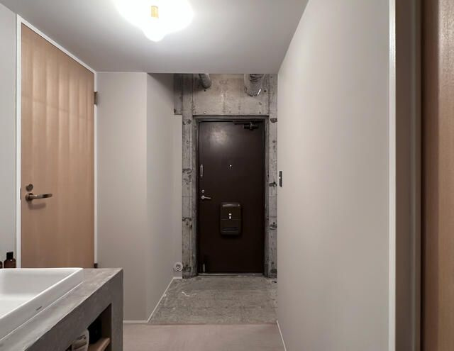 青梅市千ヶ瀬町１丁目の中古マンションの玄関