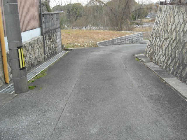 宇部市開6丁目　宅地の周辺|東側道路より入口
