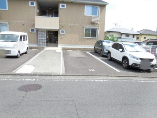 メゾンコリンベールBの駐車場