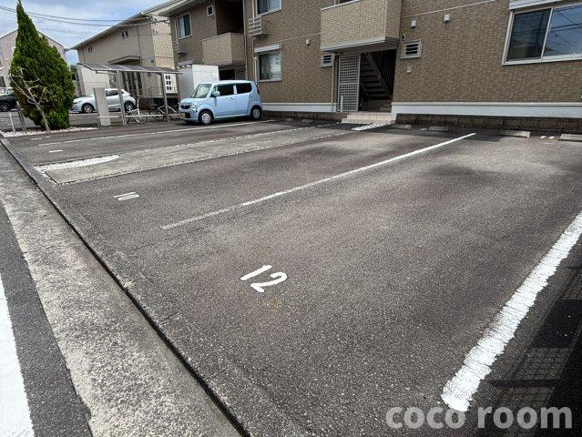 メゾンコリンベールBの駐車場
