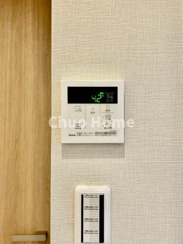 デュオステージ曳舟の発電・温水設備|【給湯リモコン】外での一日を忘れさせてくれるオートバス機能でお好みの湯量・温度に調整された浴槽。