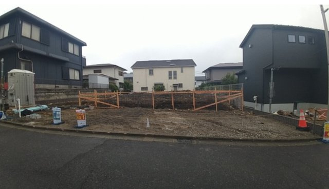 横浜市栄区庄戸3丁目 新築戸建て【仲介手数料無料】カースペース5台の前面道路含む現地写真