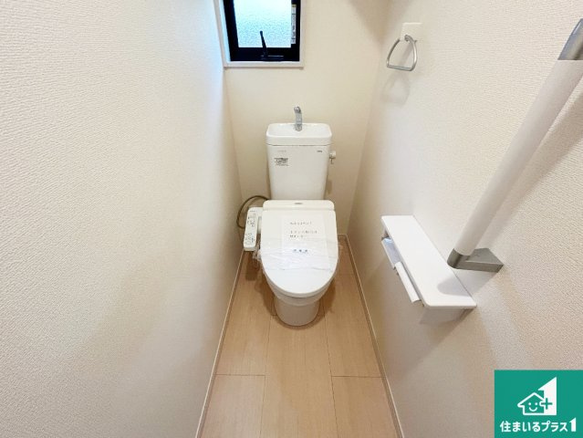 現地説明会　大和高田市春日町のトイレ|1・2階の2ヶ所にあるので、朝の忙しい時間の順番待ちもなく、深夜の利用にも大変便利です。