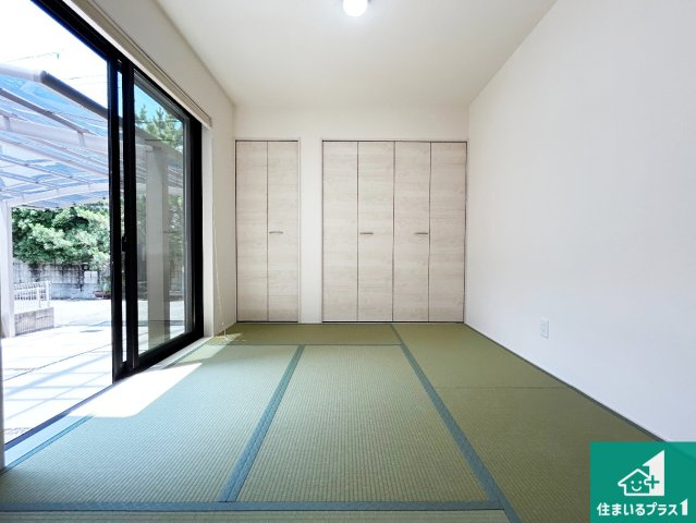 現地説明会　大和高田市春日町の和室|一室あると便利な和室は客間としてだけでなく、小さなお子様のプレイルームや食後のくつろぎスペースとしてもご利用いただけます。収納もついていますので大活躍間違いなし！