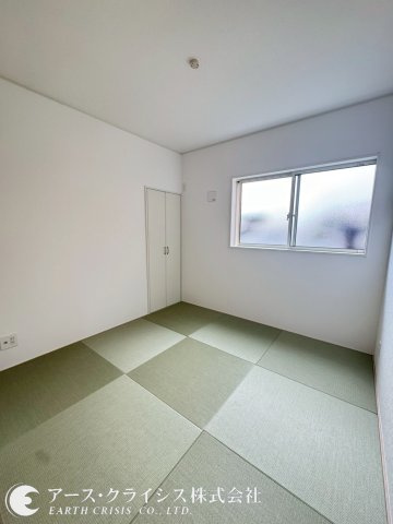 【和室】 | 野田市野田第12　全2棟 | 和の空間に配慮した住まい、客間としてもくつろぎの空間としても使えます。仕切りを開けると家族団らんの開放的空間。閉めれば固有のスペースが作れます。