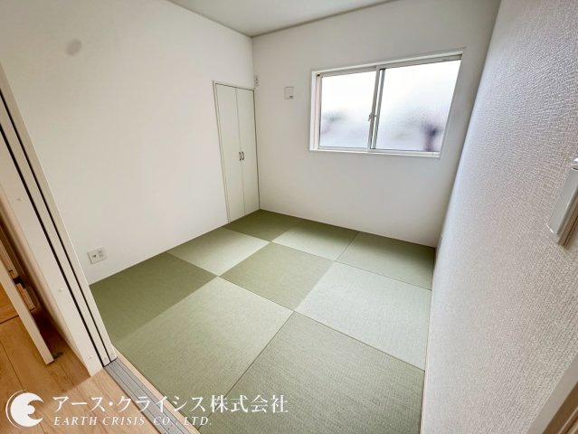 【和室】 | 野田市野田第12　全2棟 | 落ち着いた雰囲気が広がる和室は、畳のぬくもりを感じる癒しの空間。家族がほっと一息つける、心安らぐ和の住まいです。