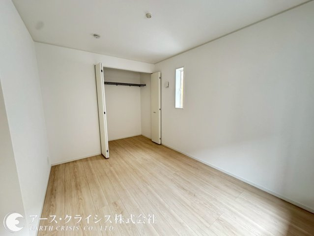 【洋室】 | 野田市野田第12　全2棟 | 明るい陽射しが差し込む洋室は、毎日の暮らしを心地よく彩るプライベート空間。ベッドやデスクを置いてもゆとりを感じられるレイアウトで、リラックスタイムも在宅ワークも快適です。衣類や小物をすっきり収納。