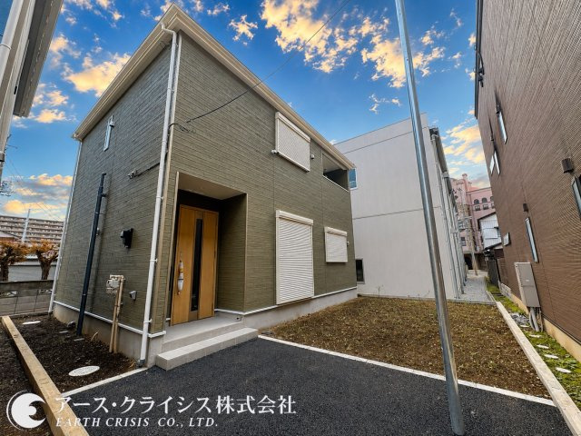【外観】 | 野田市野田第12　全2棟 | ゆとりある敷地と使いやすい配置設計。共働き世帯や来客時にも便利な駐車スペースを確保しながら、住まい全体に開放感をもたらしています。