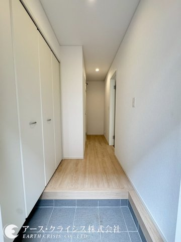 【玄関】 | 野田市野田第12　全2棟 | 明るく開放感のある玄関は住まいの第一印象を演出。収納力のある下駄箱を備え、靴や小物をすっきり整理できる使い勝手の良い空間です。