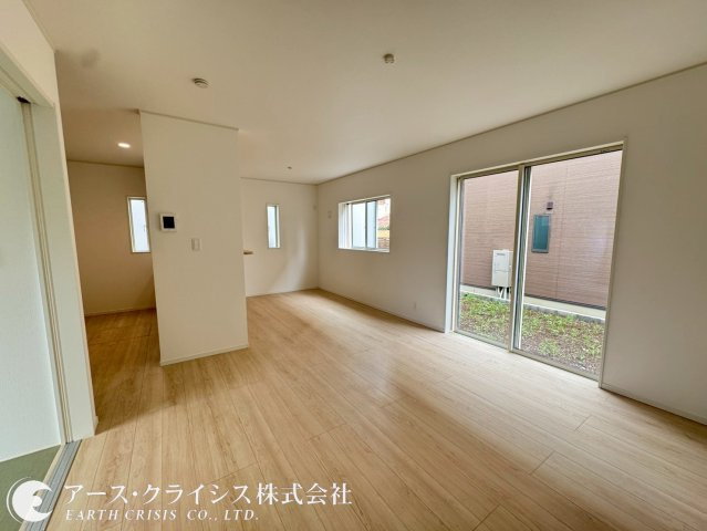 【居間・リビング】 | 野田市野田第12　全2棟 | 自然とご家族が集まり、会話が弾む団らんの時間が増えコミュニケーション育み子育て家族にも好適なプラン。開放感溢れる対面式キッチンで家族の会話を大切に出来ます。