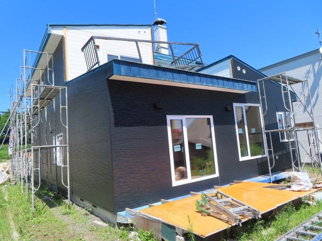 北見市緑ヶ丘２丁目９番２０号　中古売家外１筆の外観|【リフォーム中】外観別アングルです。サンルームは撤去し、窓はトリプルサッシに交換致します。