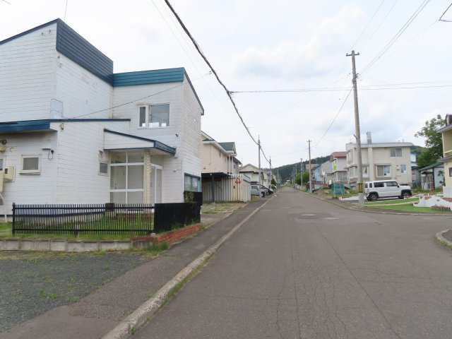 北見市緑ヶ丘２丁目９番２０号　中古売家外１筆の前面道路含む現地写真|【前面道路】