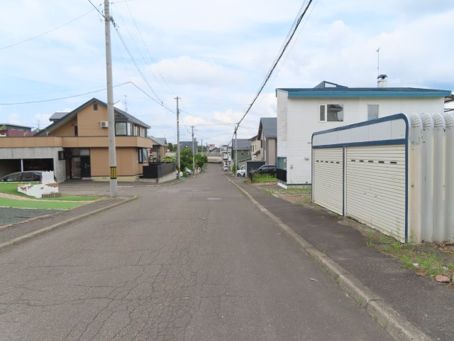 北見市緑ヶ丘２丁目９番２０号　中古売家外１筆の前面道路含む現地写真|【前面道路】