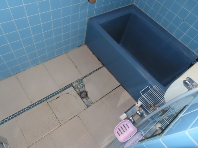 北見市緑ヶ丘２丁目９番２０号　中古売家外１筆の浴室|【リフォーム前】