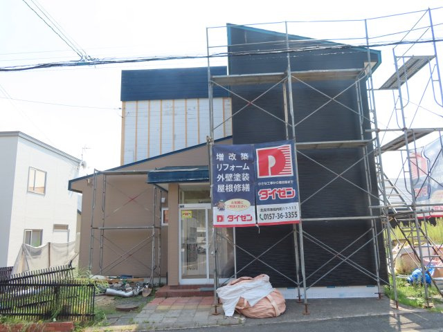 北見市緑ヶ丘２丁目９番２０号　中古売家外１筆のその他|【リフォーム中】外観別アングルです。