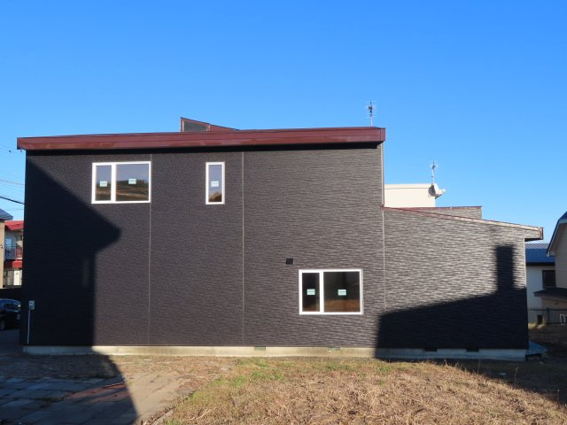 北見市緑ヶ丘２丁目９番２０号　中古売家外１筆の外観|【リフォーム済】外観別アングルです。