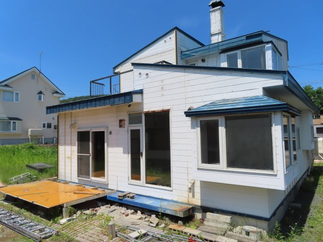 北見市緑ヶ丘２丁目９番２０号　中古売家外１筆の外観|【リフォーム前】サンルームは撤去いたします。