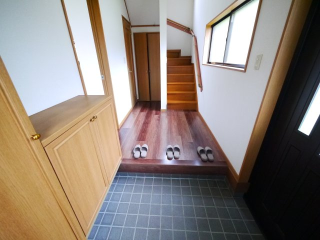 大網白里市駒込　中古戸建の玄関|平成13年12月築3LDK JR外房線大網駅徒歩約13分スーパー主婦の店徒歩約7分 閑静な立地
