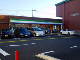 ファミリーマート三郷駅南店まで600m