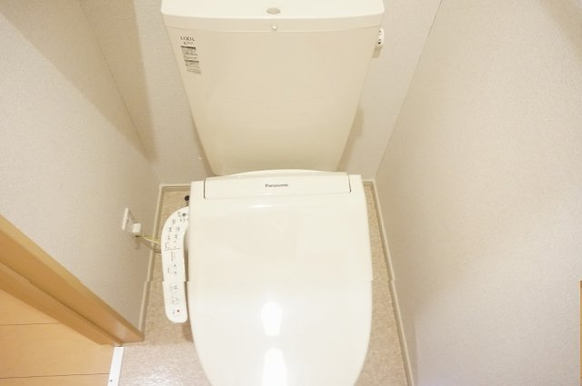 落ち着いた色調のトイレです