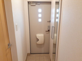 収納もある玄関です