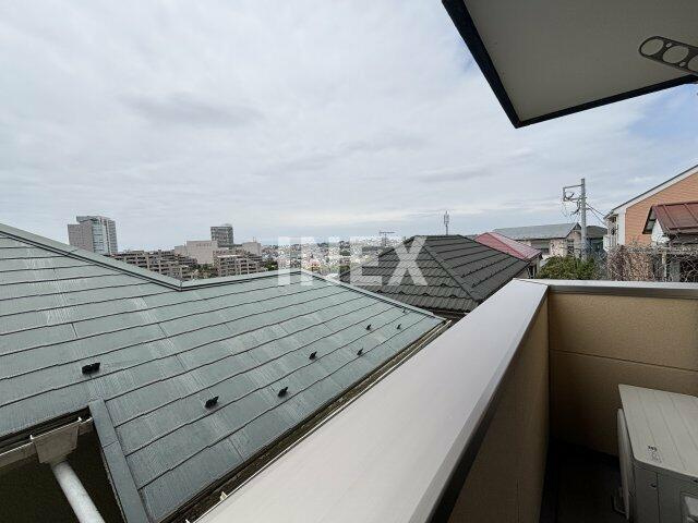 横浜市港南区上大岡東１丁目のアパートのバルコニー