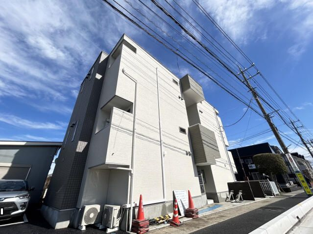 吉川市栄町のアパートの外観