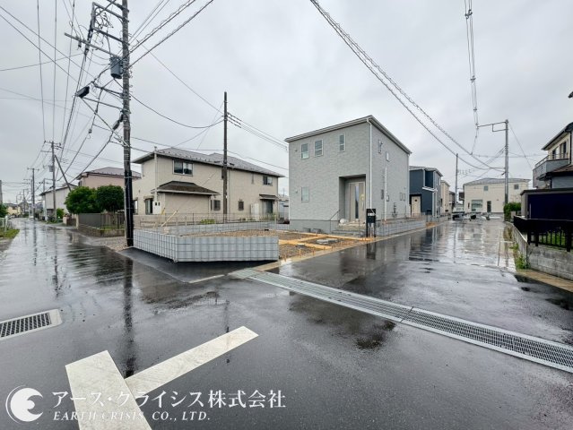 【前面道路含む現地写真】 | 野田市中里3期　全3棟 | ウォークインクローゼットや豊富な収納スペースを確保。散らかりがちな荷物もすっきり片付きます。広々としたLDKで家族が自然と集まる快適な暮らしを実現します。