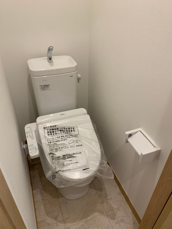 落ち着いた色調のトイレです