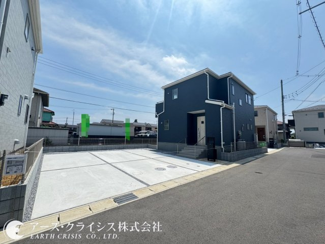 【前面道路含む現地写真】 | 野田市中里3期　全3棟 | 街並みに美しく調和する洗練された外観デザイン。シンプルで飽きのこないスタイルは、長く住み続けても愛着が深まります。住まう人を優しく迎える落ち着いた佇まいが魅力で、住まい全体に上質な印象を演出。