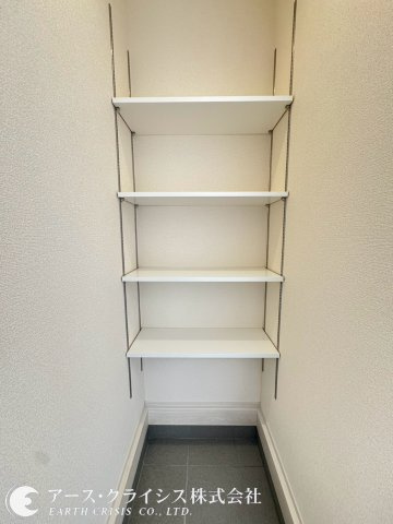 【収納】 | 野田市中里3期　全3棟 | 容量収納が魅力のシューズインクローゼットはパパのゴルフバッグやお子様の自転車やおもちゃまで大切にしまっておくことができます。雨にも濡れず安心ですね。