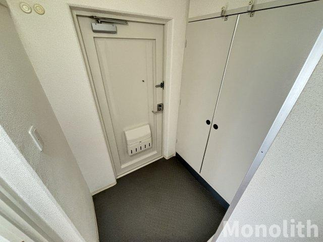 光明台16号棟の玄関