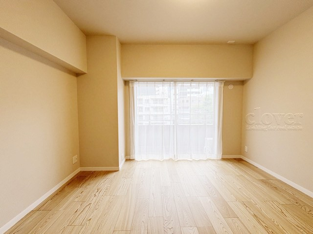 【子供部屋】 | 大森サンハイツ | 窓の向こうの景色が気持ちよい洋室。実際の面積よりも広く感じられるのは、窓の向こうの景色の開放感によるものです。～即日のご見学可能～　お問合せはお気軽にどうぞ。
