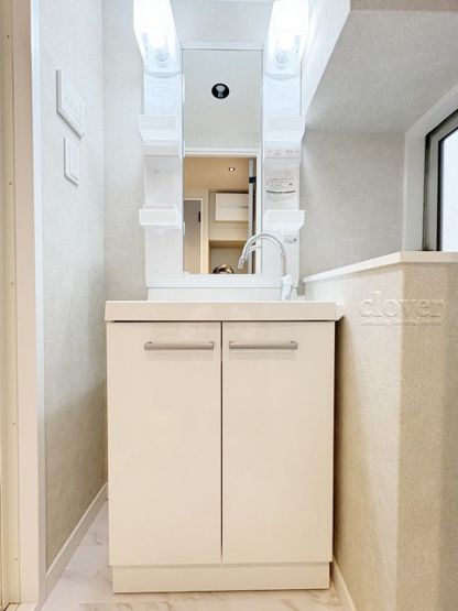 【独立洗面台】 | 大森サンハイツ | バスルームやトイレとはセパレートされた、独立洗面台を採用。朝の準備から風呂上りのお肌のメンテナンスまで、大活躍してくれます。～即日のご見学可能～　お問合せはお気軽にどうぞ。

