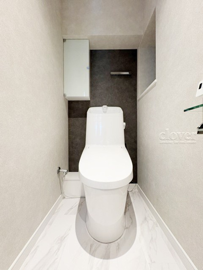【トイレ】 | 大森サンハイツ | 上部に収納を備えたトイレです。自宅の中でも最もプライベートな空間だからこそ、ほしい「落ち着き」がここにあります。～即日のご見学可能～　お問合せはお気軽にどうぞ。
