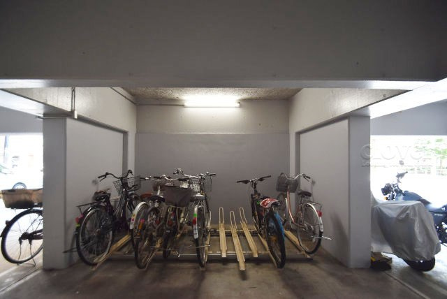 【駐車場】 | 大森サンハイツ | マンションの駐車場スペース。空きの有無や駐車料金、サイズ規定などについては、改めてお問い合わせください。～即日のご見学可能～　お問合せはお気軽にどうぞ。