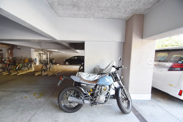 【駐車場】 | 大森サンハイツ | バイク置き場。空き区画の有無や駐輪料金、サイズおよび排気量規定などについては、改めてお問い合わせください。～即日のご見学可能～　お問合せはお気軽にどうぞ。