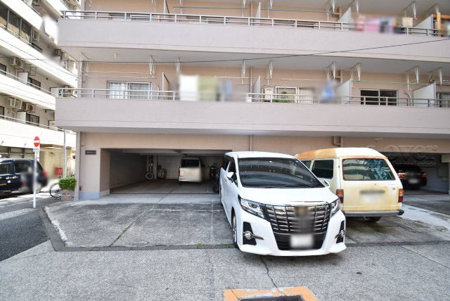 【駐車場】 | 大森サンハイツ | マンションの駐車場スペース。空きの有無や駐車料金、サイズ規定などについては、改めてお問い合わせください。～即日のご見学可能～　お問合せはお気軽にどうぞ。
