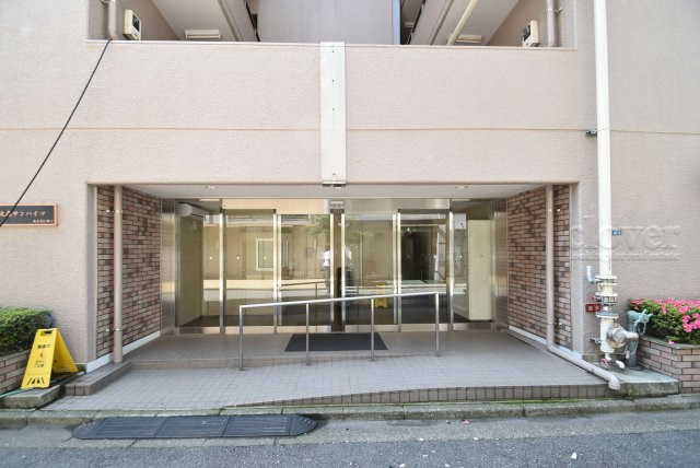 【エントランス】 | 大森サンハイツ | お客様を、そして住人を出迎えてくれるマンションのエントランス。ゴミが落ちていないことからも、管理状態の良さや住民の節度の高さが見て取れます。～即日のご見学可能～　お問合せはお気軽にどうぞ。