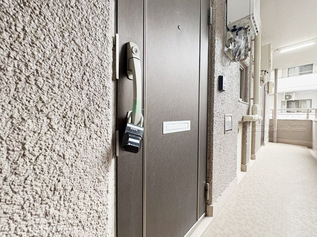 【その他共用部分】 | 大森サンハイツ | 皆様をお迎えする、お部屋の玄関ドア。開けやすさや開放角度、ドアノブの操作しやすさや鍵の形状などを、現地で一度ご確認ください。～即日のご見学可能～　お問合せはお気軽にどうぞ。
