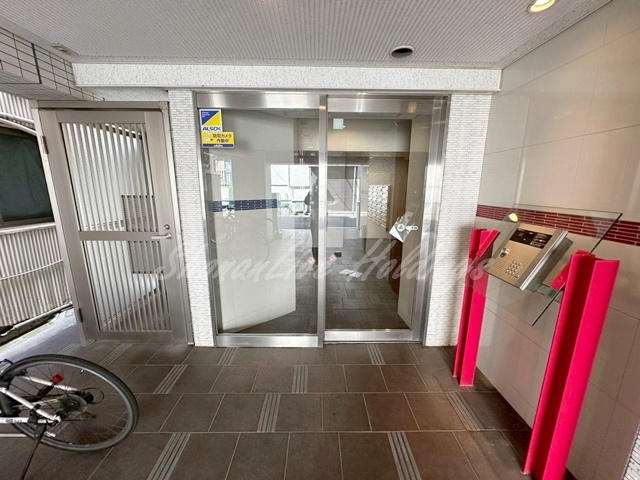 横浜市西区中央２丁目の賃貸マンションのエントランス