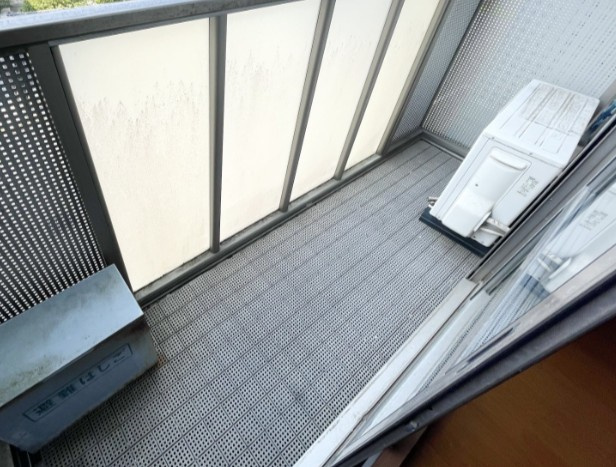 横浜市都筑区川向町のアパートのバルコニー