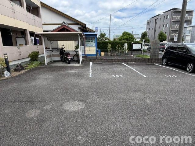 シャインプレイスの駐車場