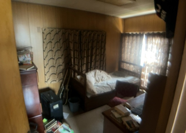 【寝室】 | 寝室でゆっくりと過ごすためにはベッド周りの適度な空間を担保することや窓の位置、照明の明るさ、寝室の広さなどを考える必要があります。自身や家族の構成とライフスタイルに併せて寝室にする部屋を選びましょう！