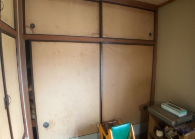 【収納】 | デザイン性を重視しすぎて収納が少なかった！なんてことにならないため、事前に現地で収納の数を確認しておくことをお勧めします。クローゼット以外にも床下収納や屋根裏収納、パントリーなどもチェックしましょう。
