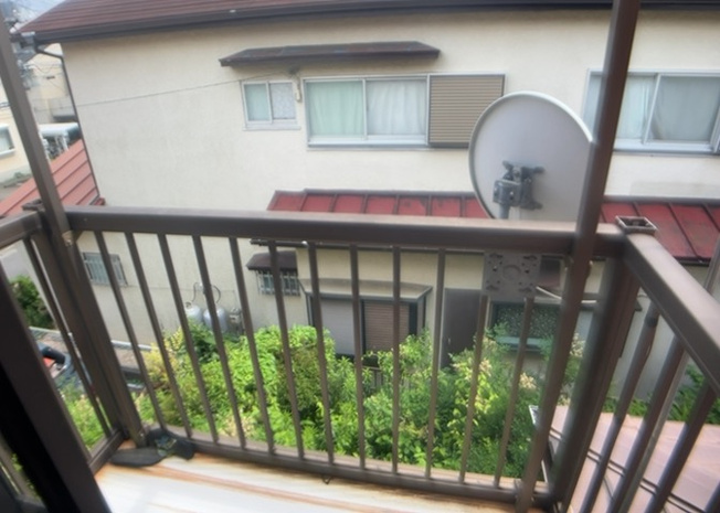 【バルコニー】 | バルコニーは、室外の専用スペースのうち、「屋根がなく開放された空間」であるものを指します。ベランダより広いタイプのものが多く、日当たりもよいため家庭菜園などを楽しみたい人にとって適した環境となります。